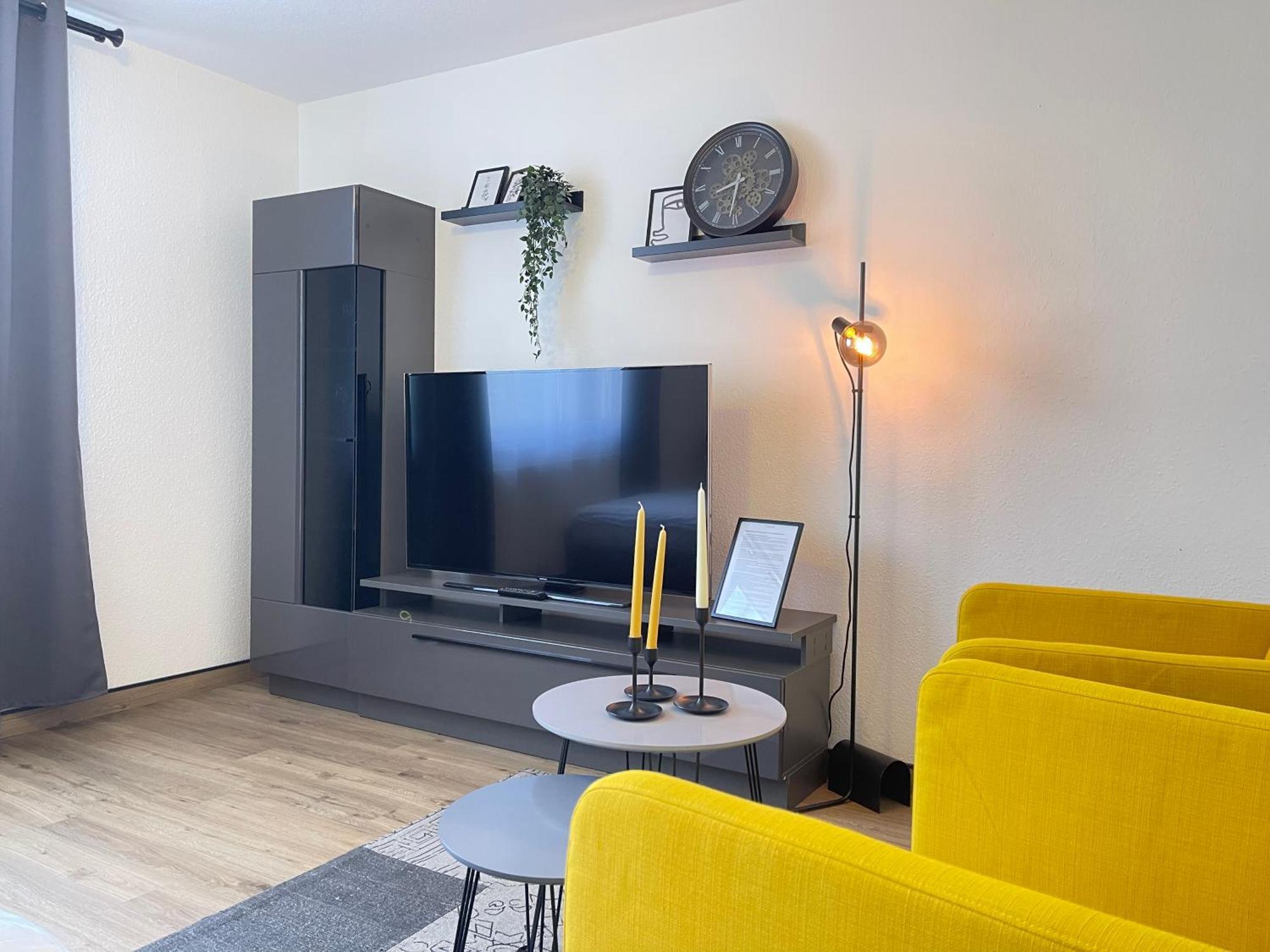 Apartment Black&yellow Designer